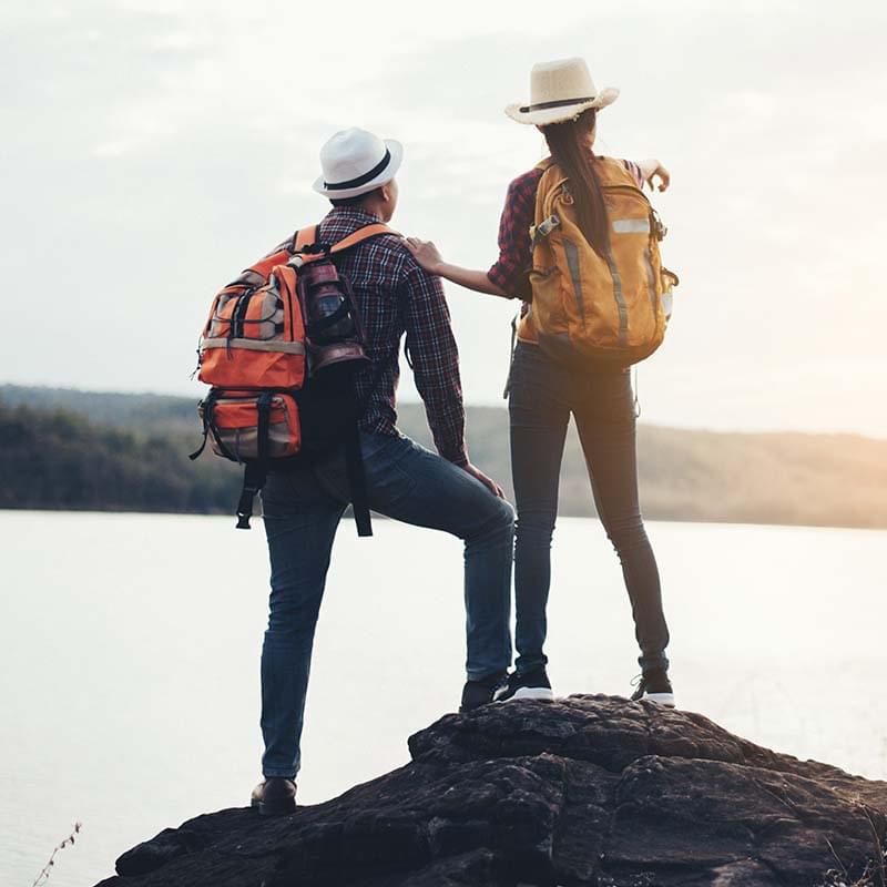 Pareja sobe una baje con vista al lago