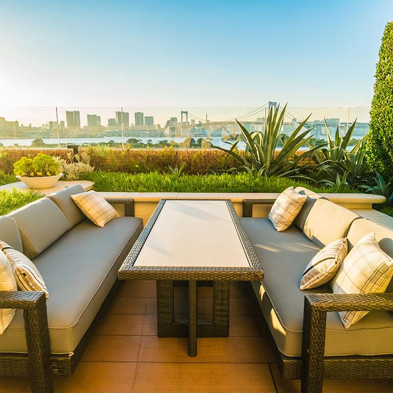 Muebles blancos al aire libre con vista al campo