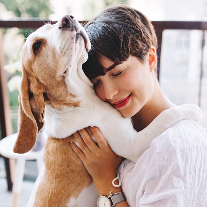 Joven abrazando a su perro