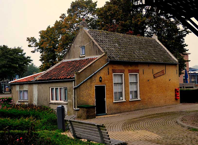 Modelo basico, casa de bosque con 2 ventanas laterales