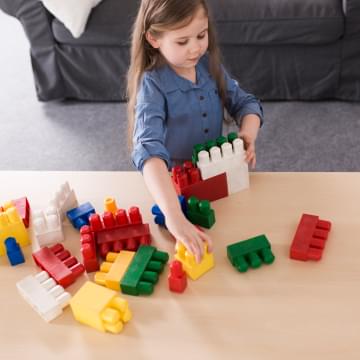 Niña jugando puzzle