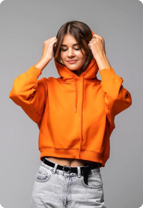 Chica luciendo una polera con capucha color naranja zanahoria